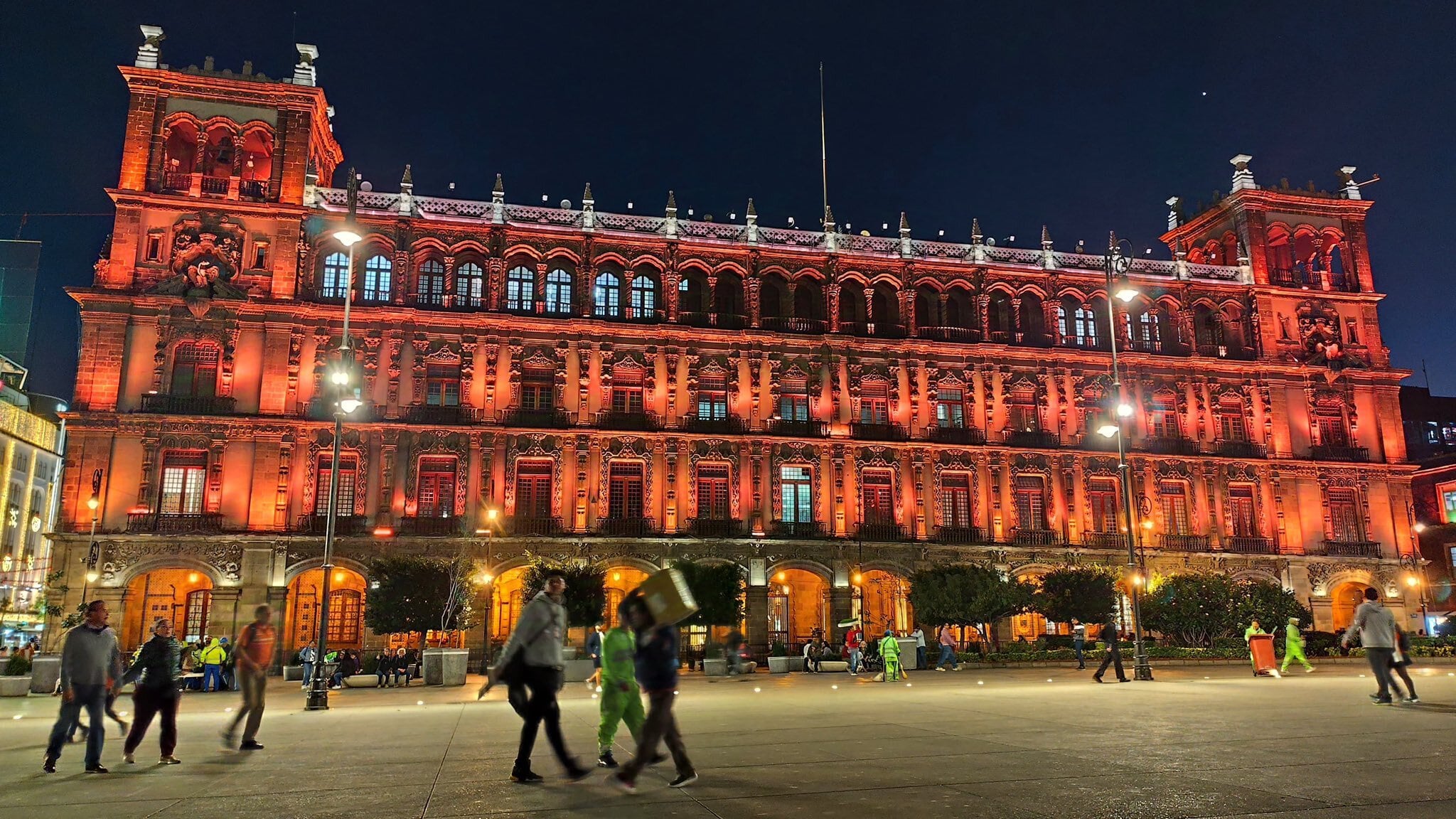 CDMX ilumina edificios y monumentos por el 25N