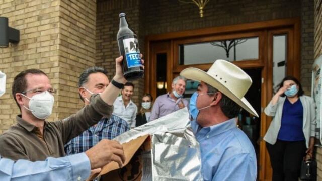 Ricardo Anaya levanta una caguama