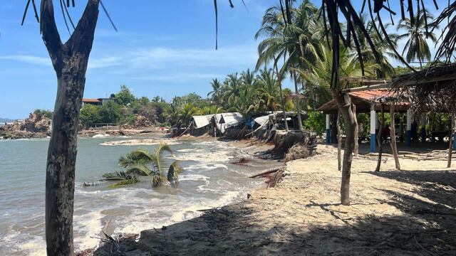 Alto oleaje en Las Peñitas, en Marquelia, Guerrero, derrumbó cabañas