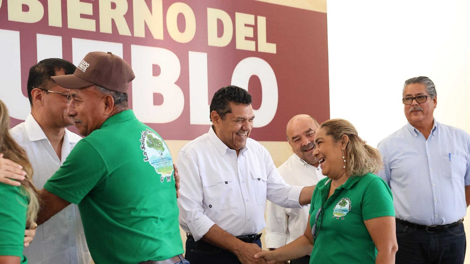 Javier May entrega 3.7 millones de pesos a productores forestales de Tabasco