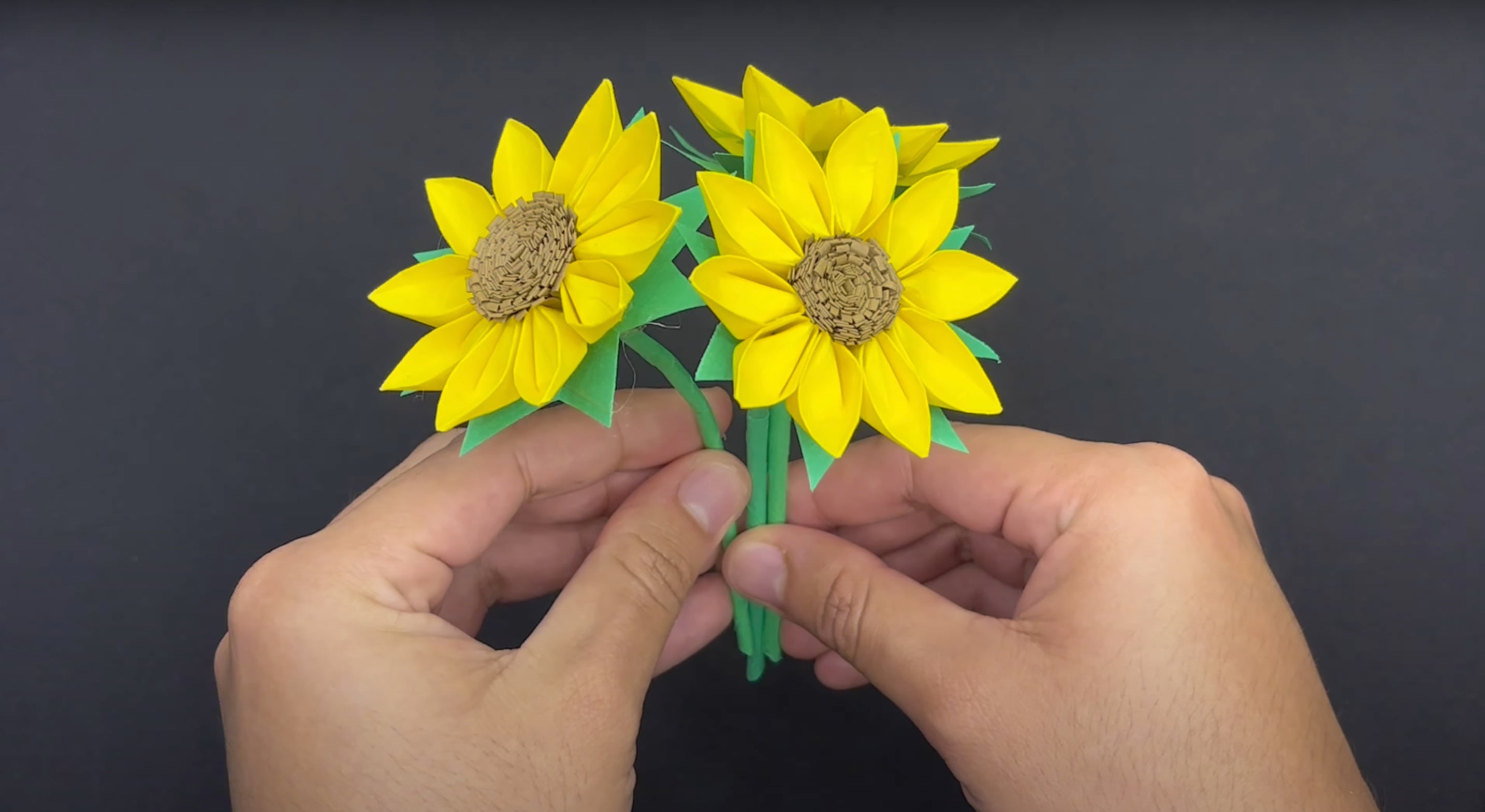 ¿Cómo hacer flores amarillas de papel?