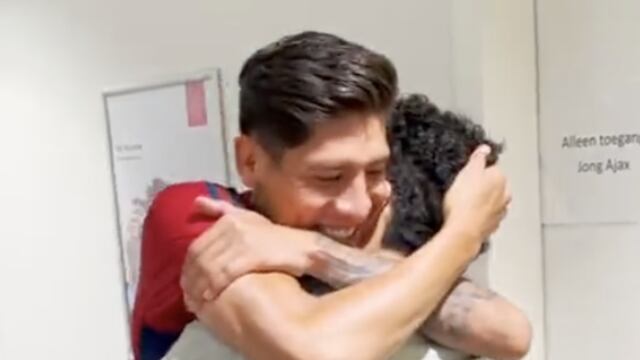 Los examericanistas se funden en un abrazo