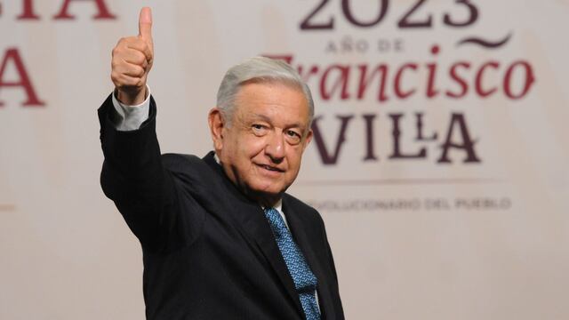 Andrés Manuel López Obrador, presidente de México, se despide de los reporteros al término de la conferencia
