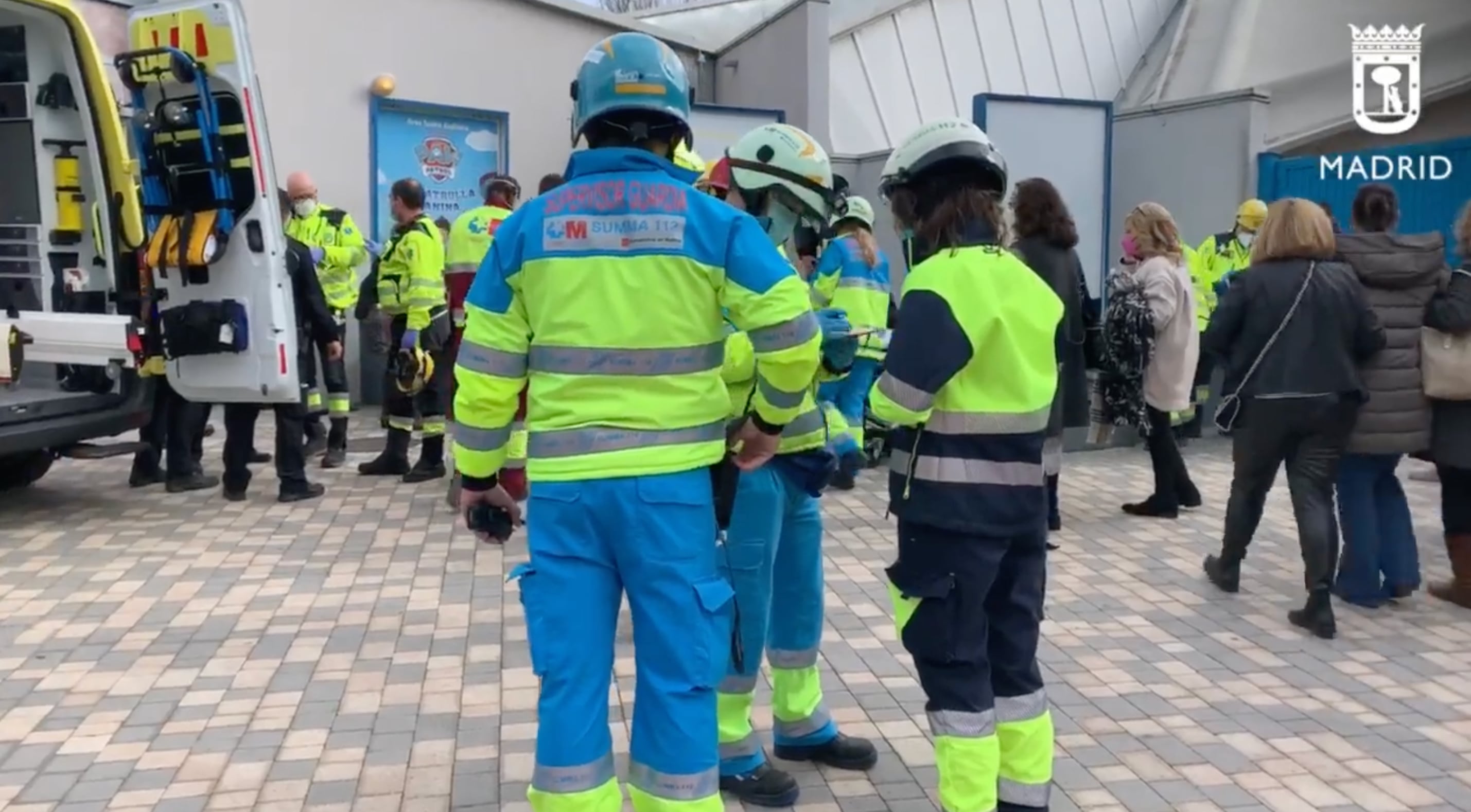 Cuerpos de emergencia en parque de atracciones de Madrid