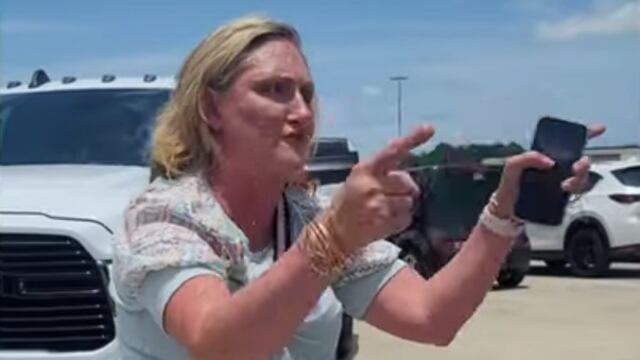 Mujer lanza insultos racistas