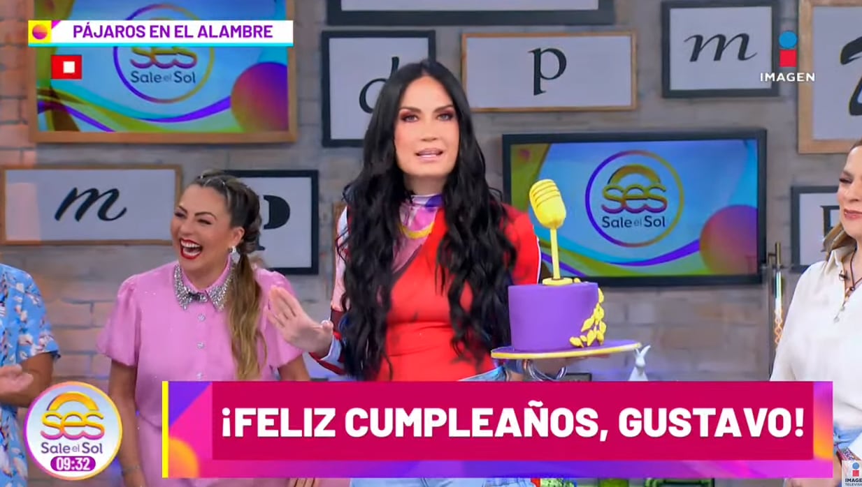 Joanna Vega-Biestro con el pastel de cumpleaños de Gustavo Adolfo Infante.