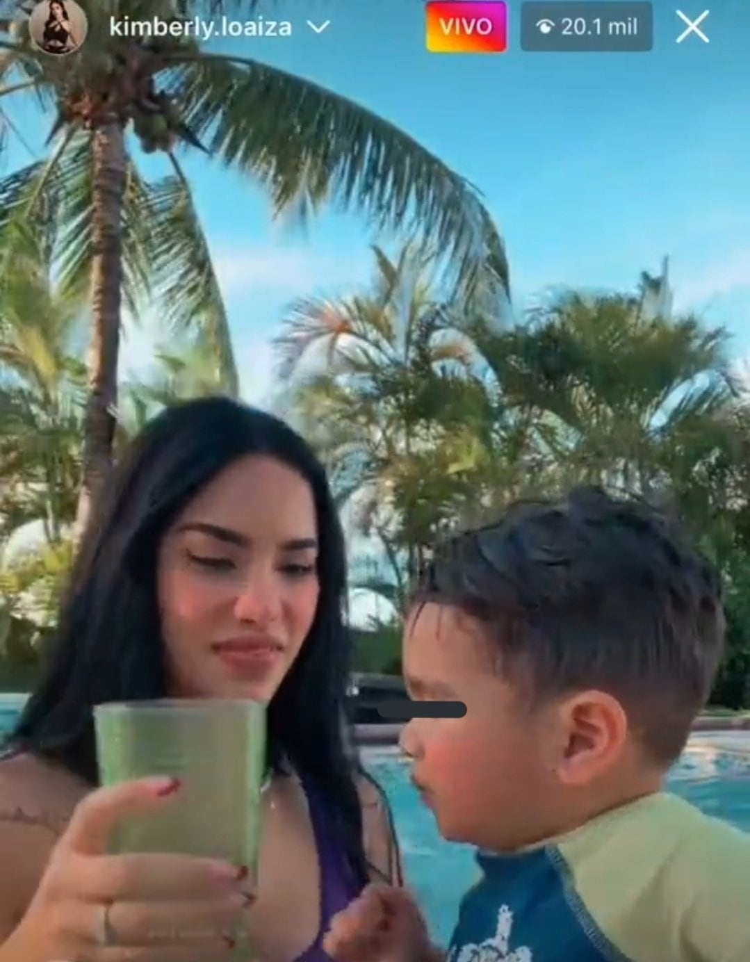 Kimberly Loaiza desata polémica por darle de comer Takis a su hijo de 1 año