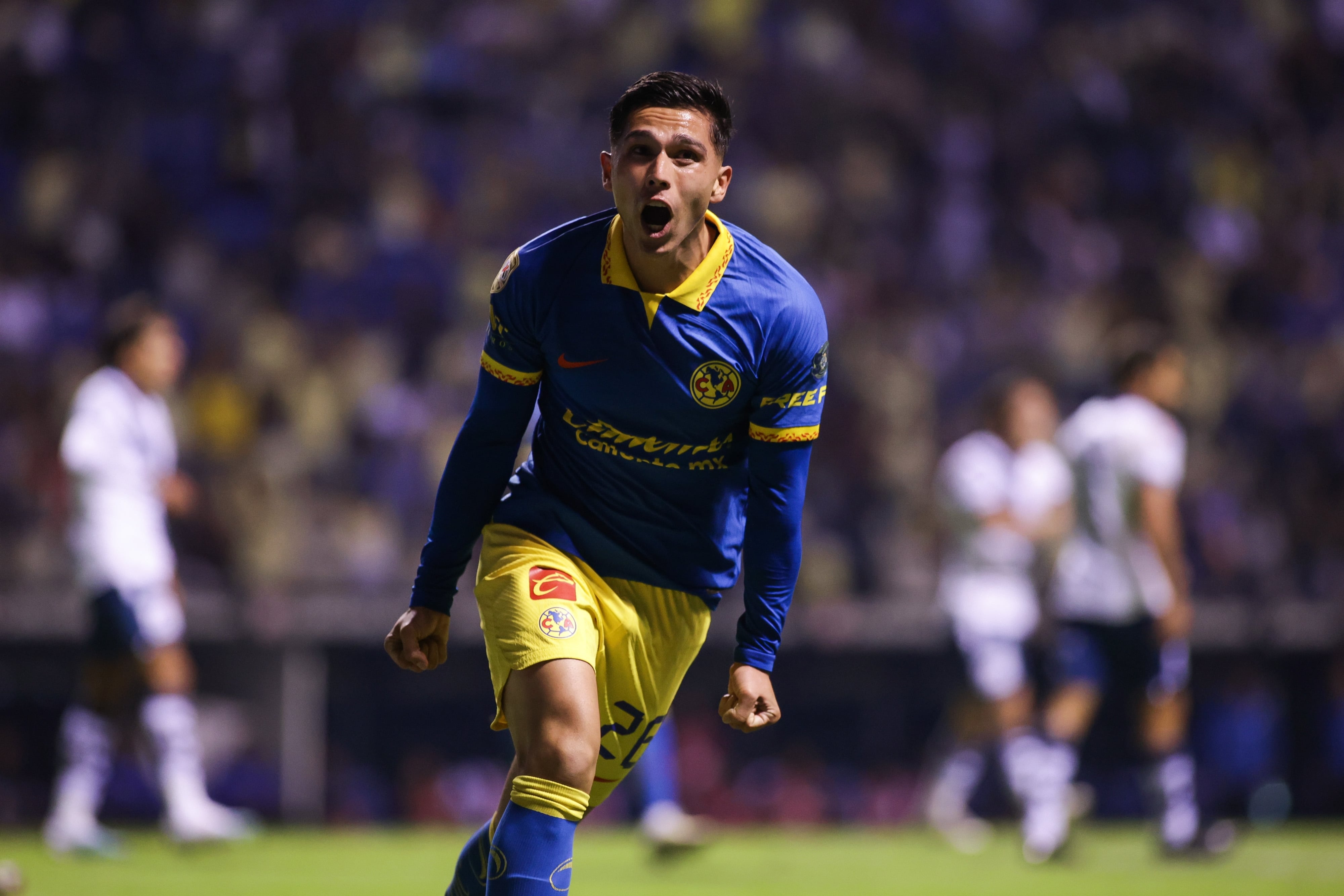 Salvador Reyes festejando su doblete