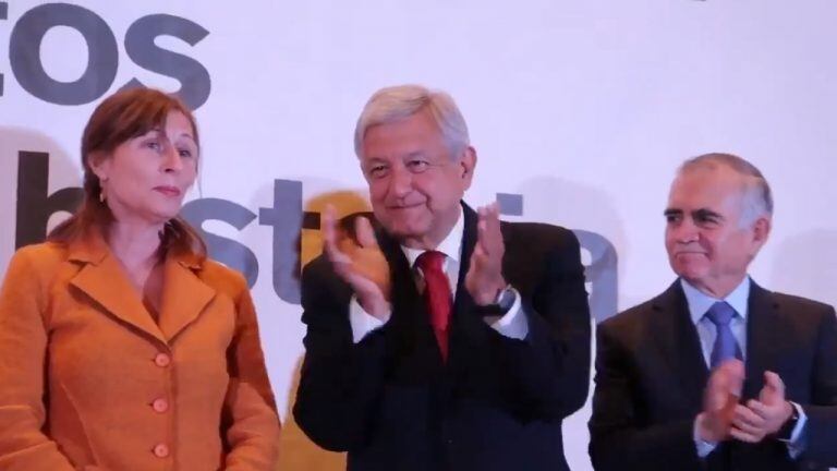AMLO aplaudiendo el nombramiento de Tatiana Clouthier como jefa de campaña