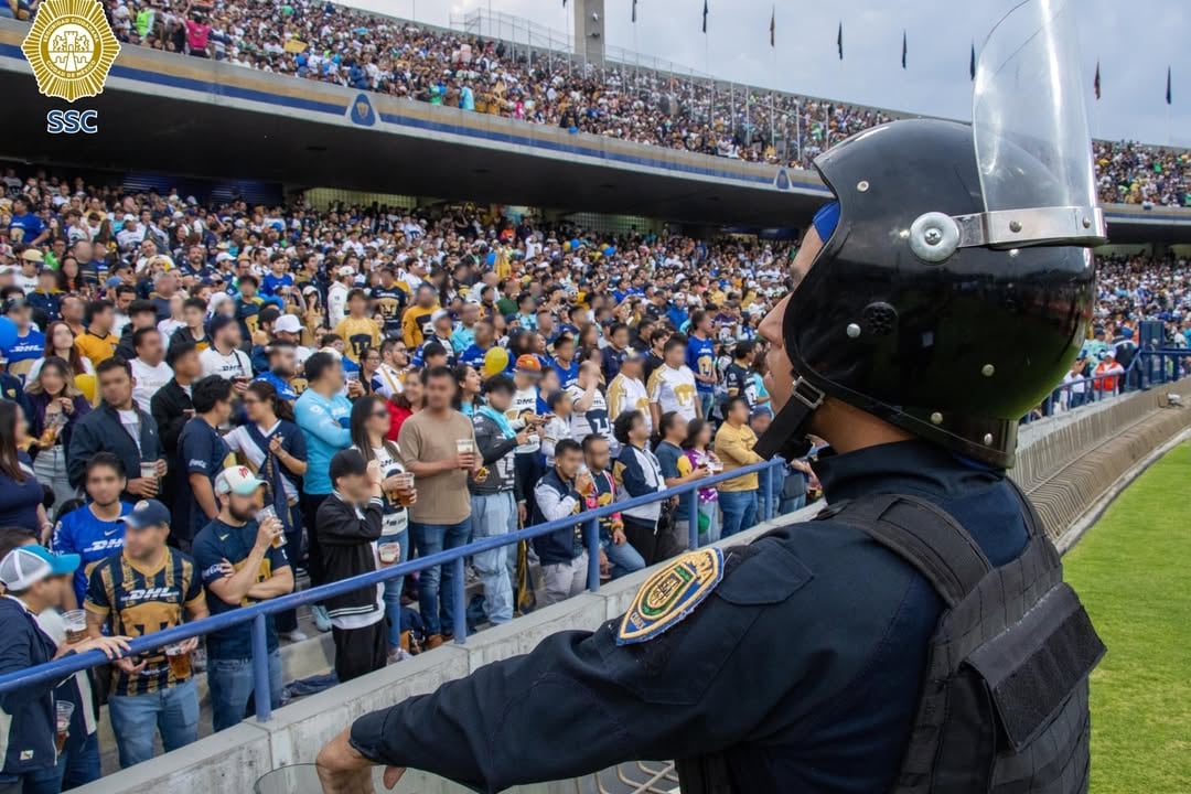 Elementos de la SSC de la CDMX en partido de Cruz Azul vs Pumas.