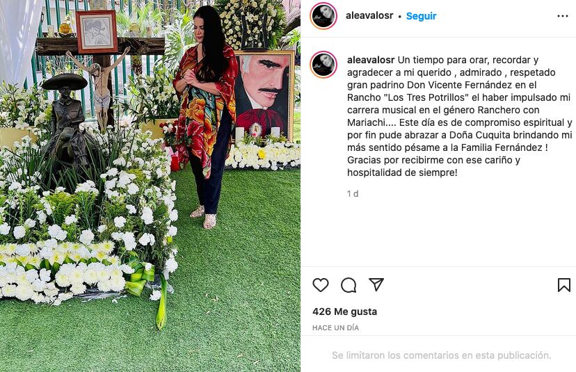 Alejandra Ávalos visita a Vicente Fernández en su tumba.
