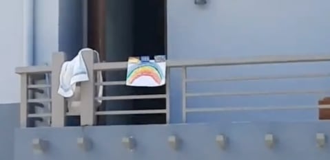 bandera del orgullo gay y su vecinito lo imita