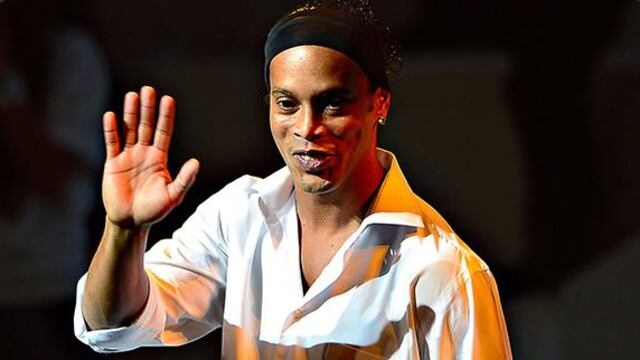 La playera Ronaldinho a la venta en México: El jugador inmovilizado en Brasil por problemas de visa