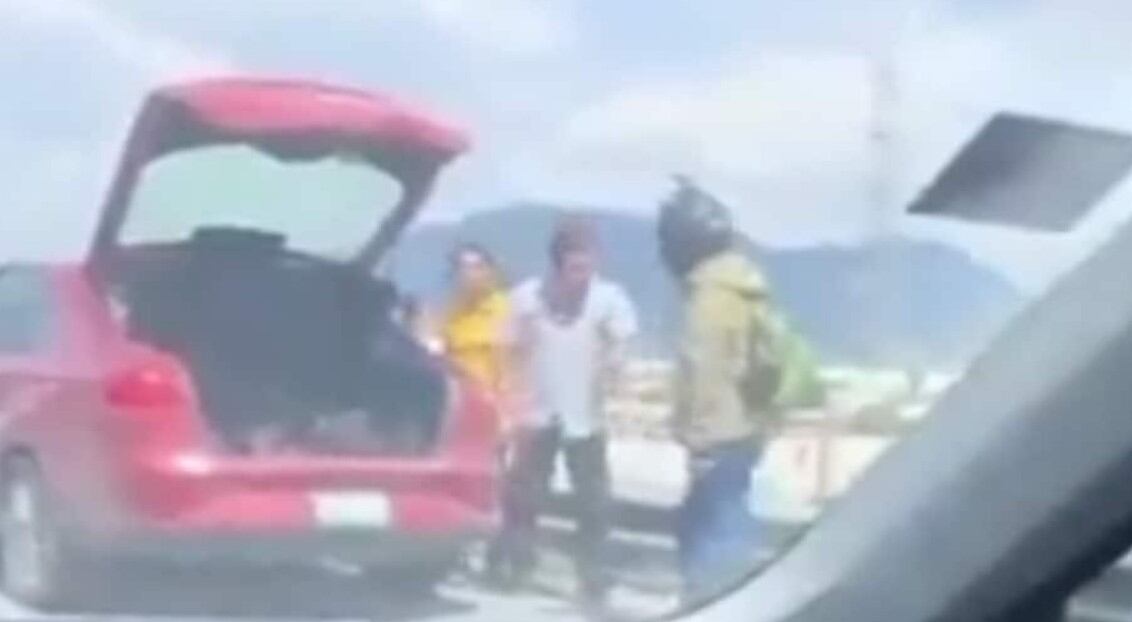 Conductor avienta a repartidor de un puente vehicular en Cuautitlán Izcalli,