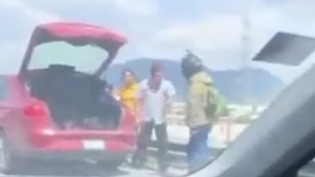Conductor avienta a repartidor de un puente vehicular en Cuautitlán Izcalli,