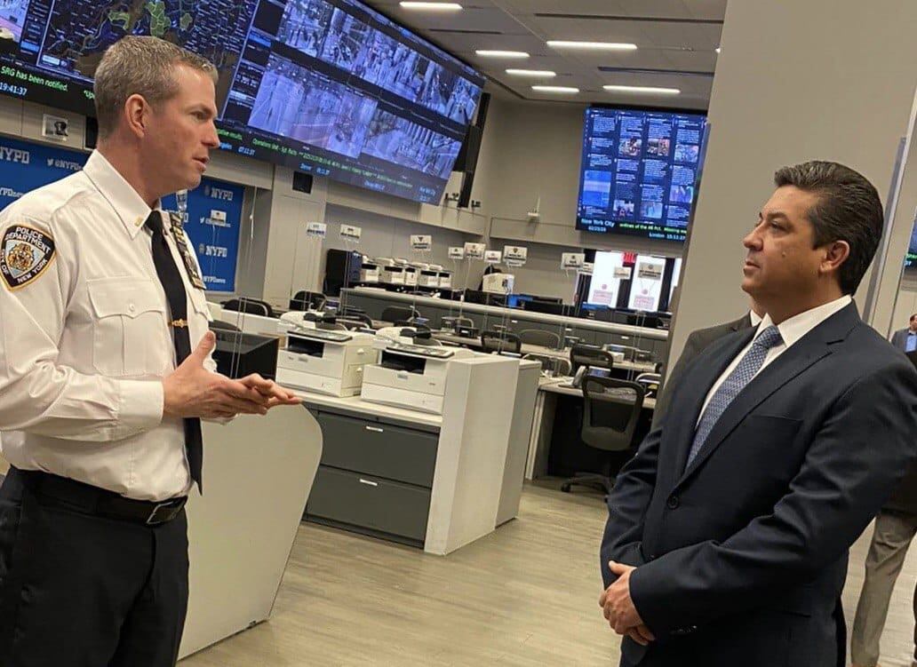 El gobernador fue recibido por jefes de policía.