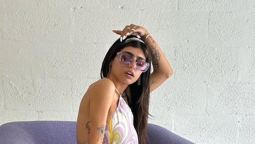 Mia Khalifa vino a México solo para comer mango y presumir su cuerpazo