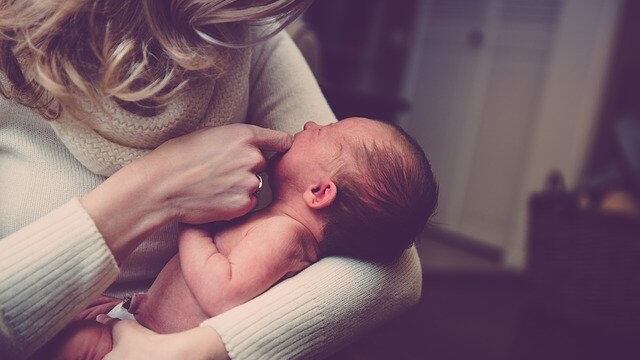 El hipo ayudaría a los bebés a regular su respiración.