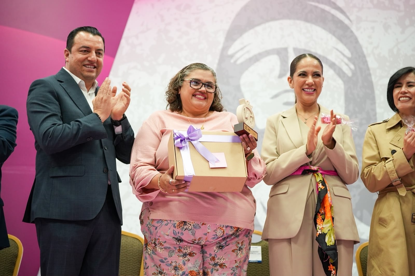 Libia Dennise García entre reconocimientos y Honoris Causa