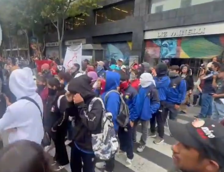 Familiares y estudiantes de Ayotzinapa se movilizaron frente a la SCJN