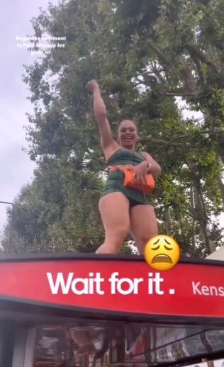Mujer bailando sobre una estación de autobús