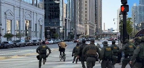 Ciclista huye de ICE en Chicago