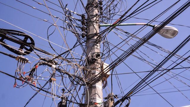 Poste con cables