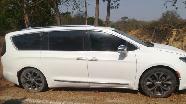 Los cuerpos fueron hallados en una camioneta.