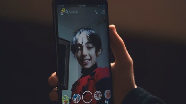 Menores de edad tomándose una fotografía.