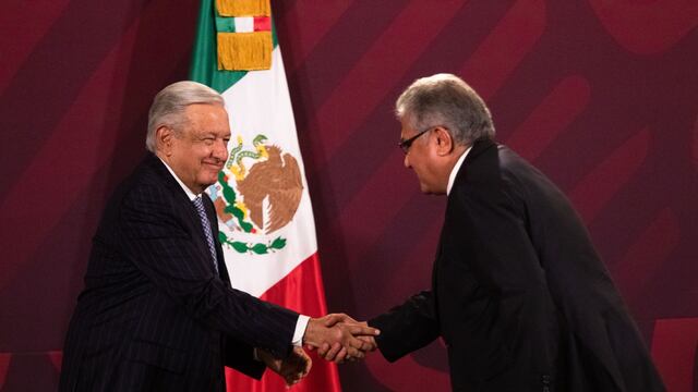 Andrés Manuel López Obrador, presidente de México, y Alfonso Cepeda Salas, secretario general del Sindicato Nacional de Trabajadores de la Educación (SNTE)
