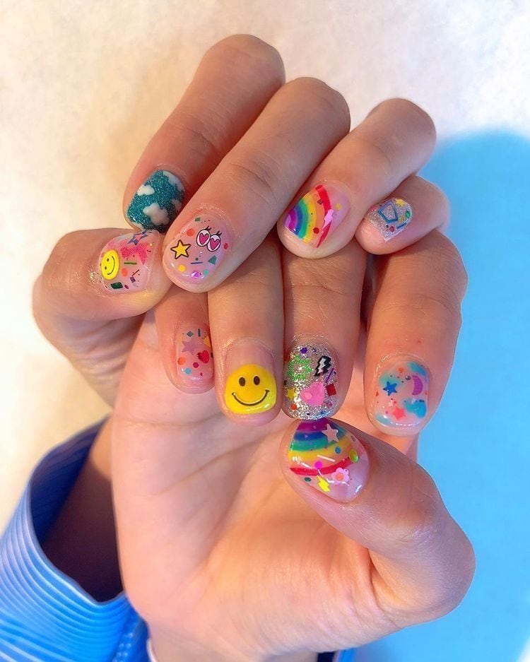 Diseños de uñas para el verano: Verano feliz