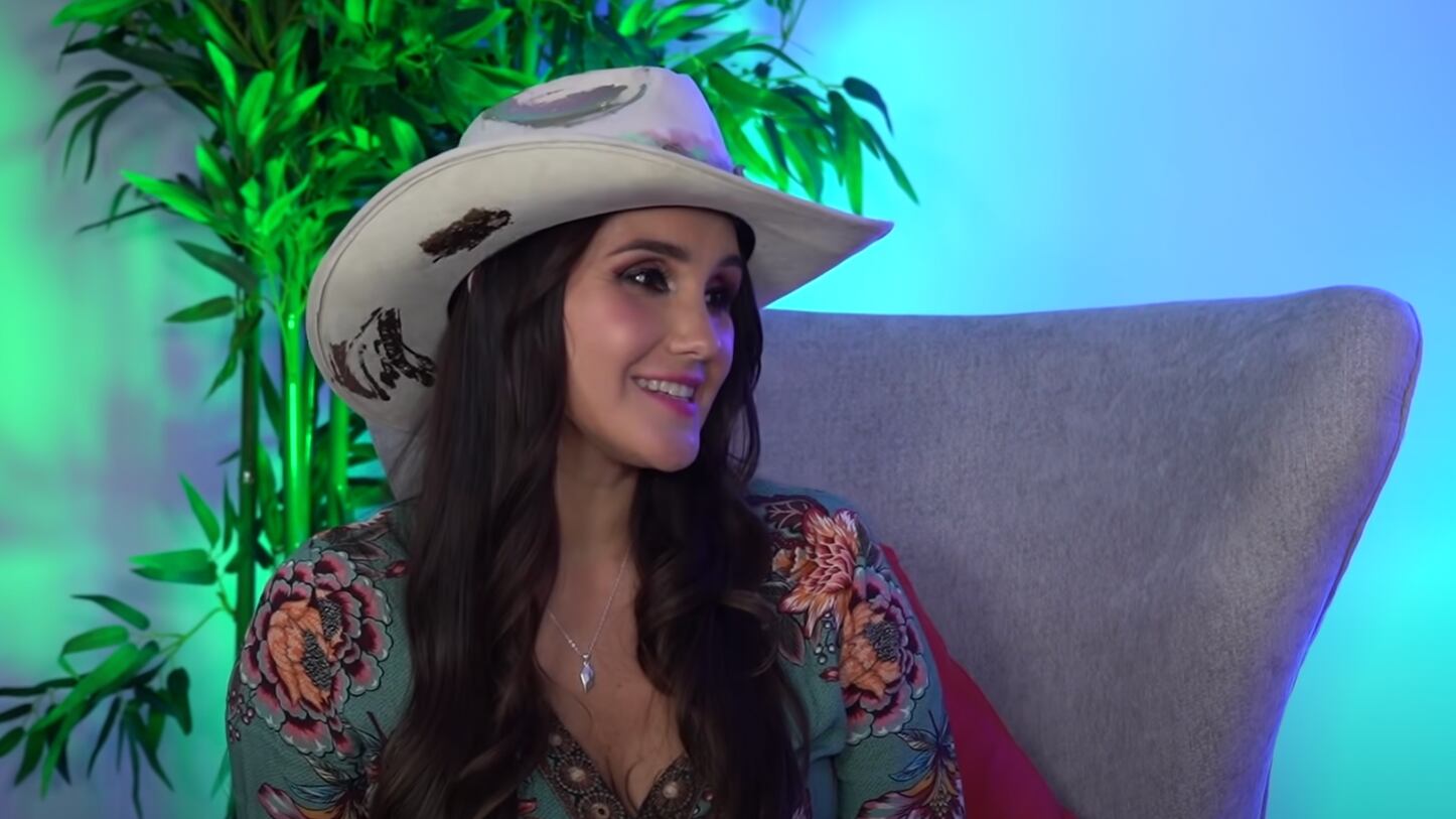 Dulce María confiesa que se come hasta las uñas de gelish