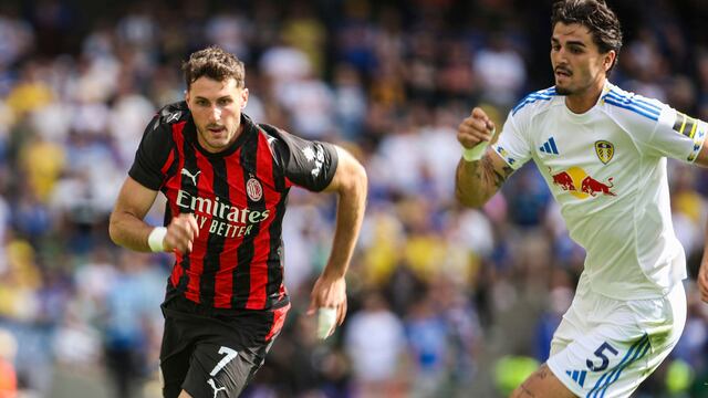 Santiago Giménez recibió una noticia en AC Milan que confirma la confianza que le tienen de cara al inicio de una nueva campaña