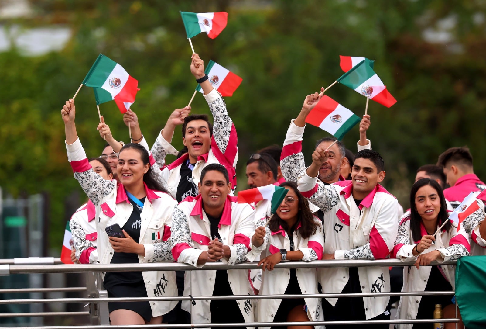 Delegación mexicana sobre el río Sena