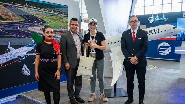 Charlando con la gente de Mexicana en el stand de la FAMEX
