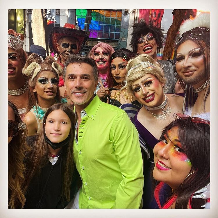 Sergio Mayer y su hija Victoria en la marcha LGBT.