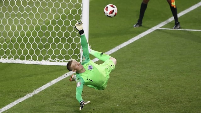 Jordan Pickford a la hora de detener un penal.
