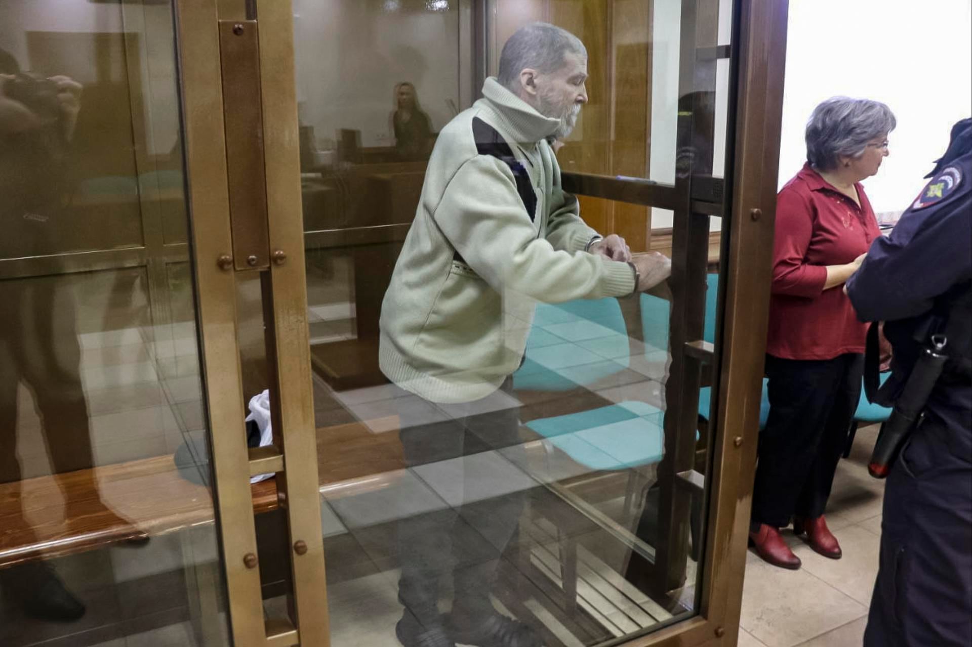 Una fotografía proporcionada por el Servicio de Prensa del Tribunal Urbano de Moscú muestra al ciudadano estadounidense Stephen Hubbard, de 72 años, capturado en Ucrania mientras combatía como mercenario contra el ejército ruso.