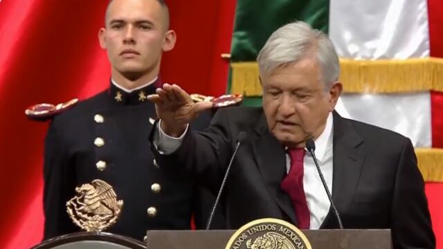 En primera persona asume el compromiso de no mentir, no traicionar y no robar al pueblo de México.