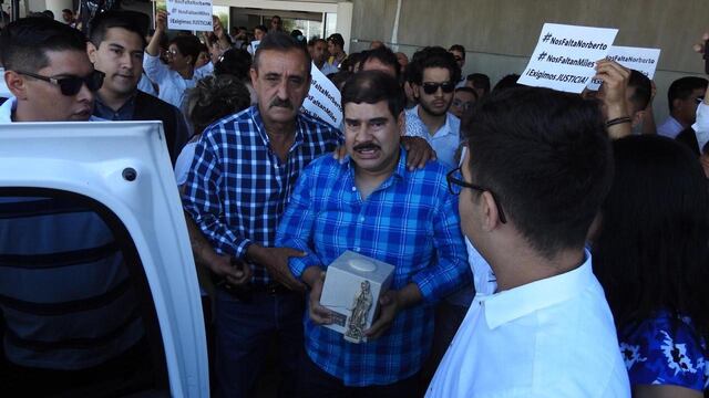 El señor Norberto Ronquillo recibe a su hijo en el aeropuerto de Chihuahua.