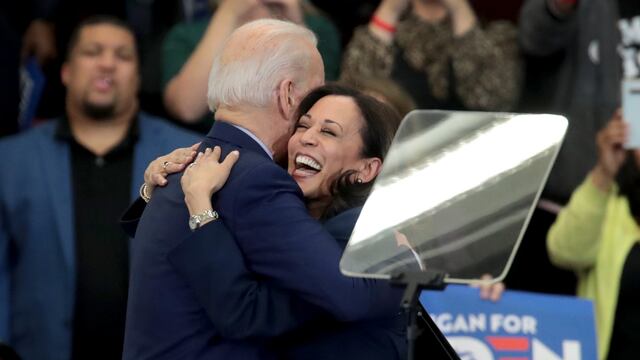 Kamala Harris abraza a Joe Biden en marzo de 2020