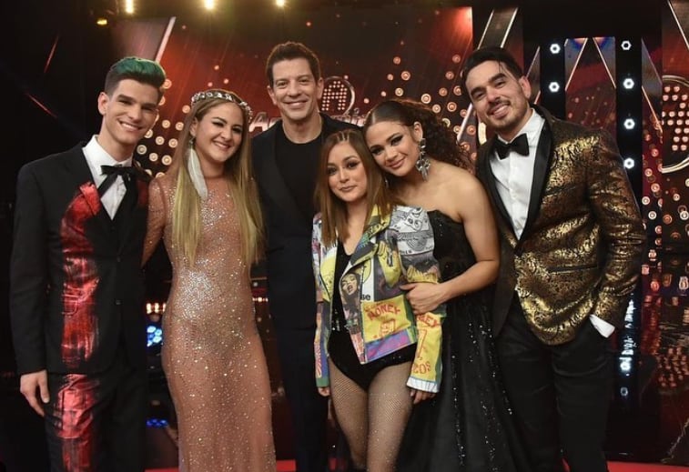 Yahir con finalistas de La Academia