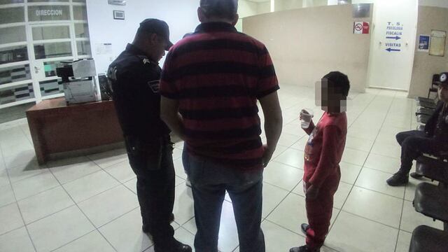 Vecinos vieron al niño caminando solo