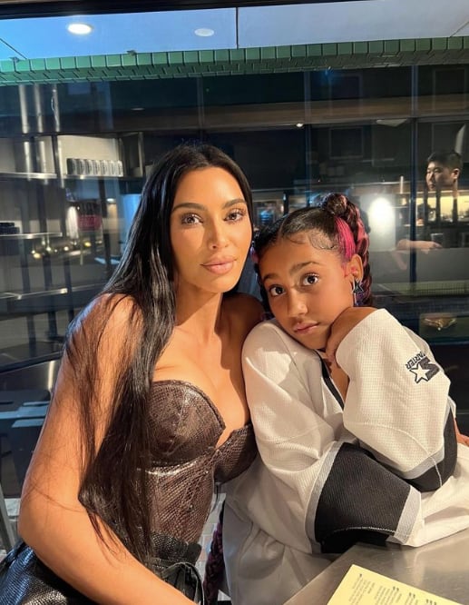 Kim Kardashian junto a su hija North West