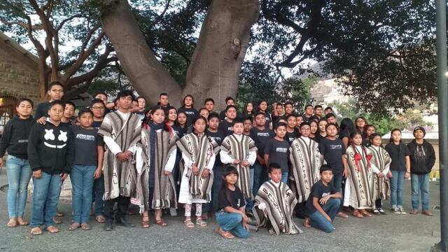 Banda filarmónica de San Pedro y San Pablo Ayutla (niños con gabán) con la de San Lorenzo Cacaotepec