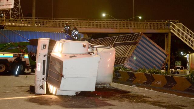 Tráiler volcado en la Ciudad de México. Regulación.
