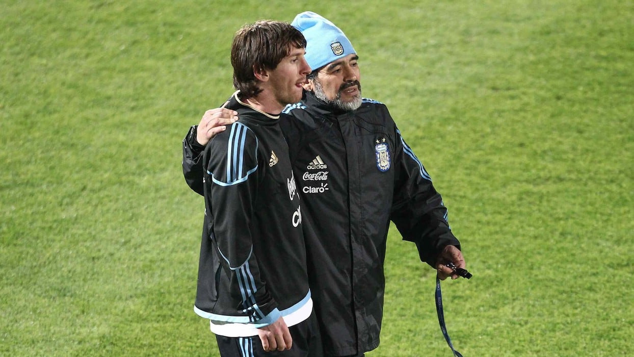 Messi y Maradona en ensayo de Argentina (2010).