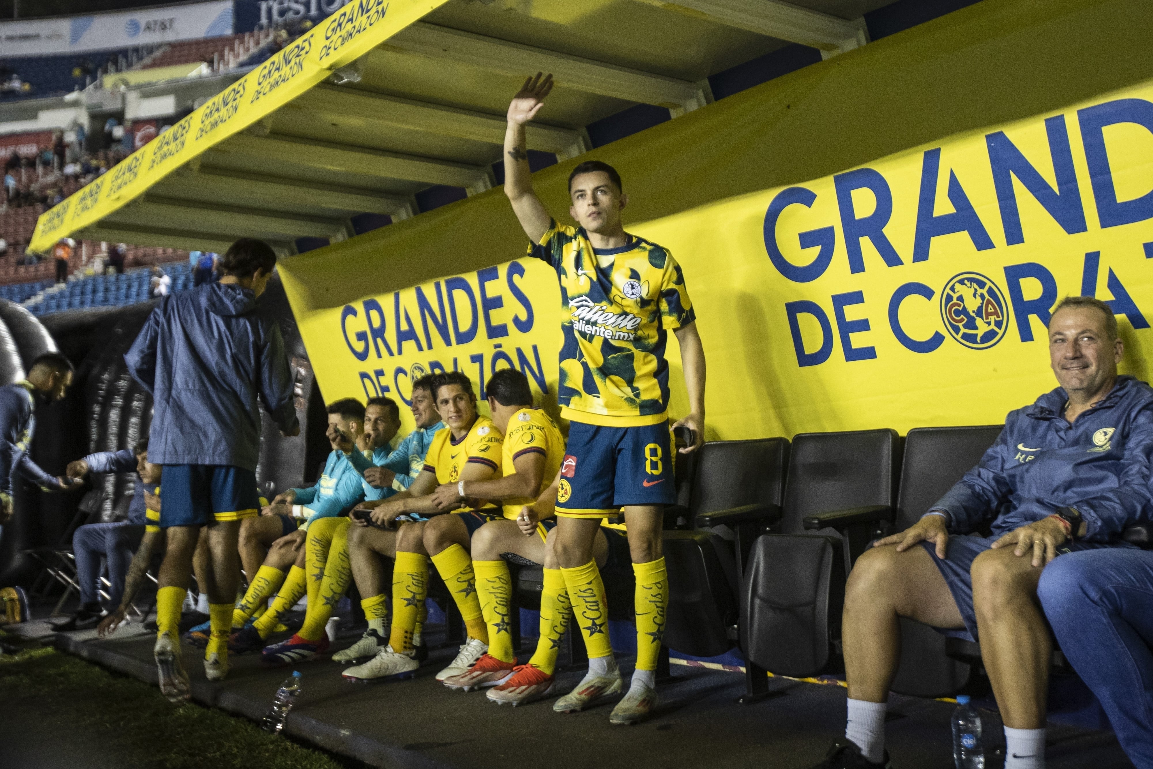 Álvaro Fidalgo en la banca del América