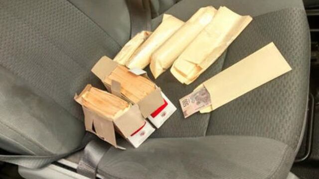 <p><span>Miembros de la Fuerza Civil detuvieron a cinco sujetos en posesión de 300 sobres con dinero, presuntamente con la finalidad de comprar votos para influir el proceso interno del PAN para elegir candidato a la gubernatura en Nuevo León.</span></p>
<div><span><br /></span></div>