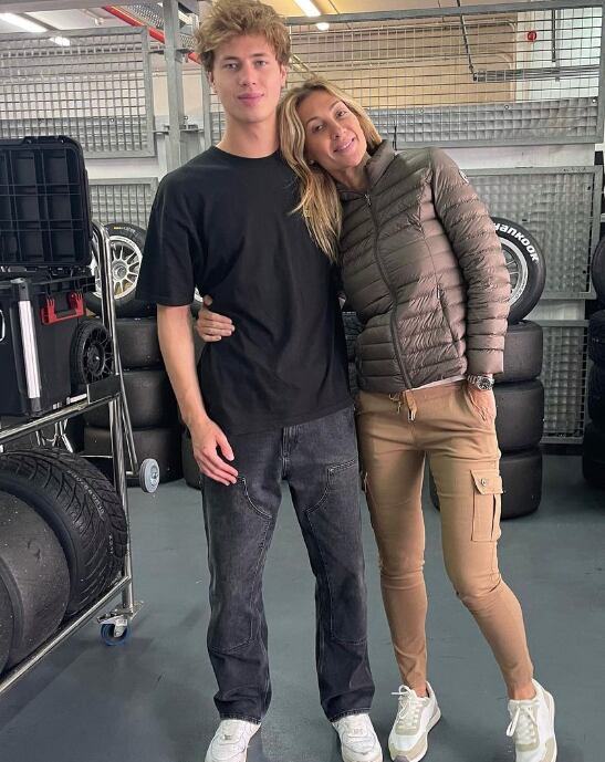 Mónica Pont junto a su hijo Javier